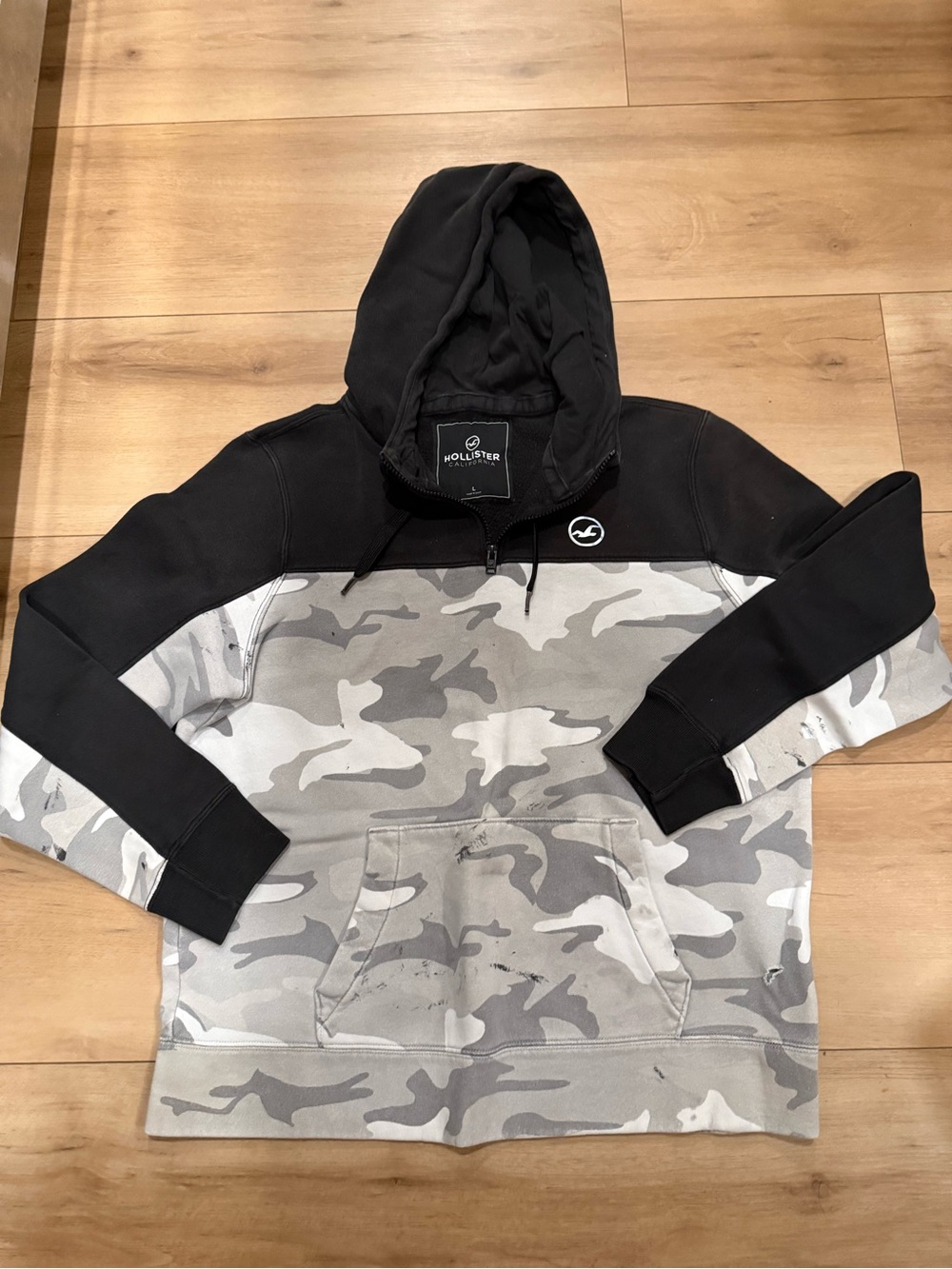Hollister Men’s Black and Grey Camo Pullover Hoodie